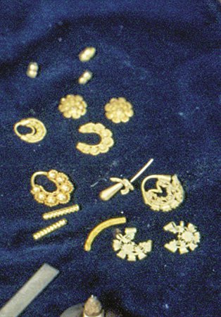 Samples of gold jewelry in Batanes, 1990 (CCP Collections)